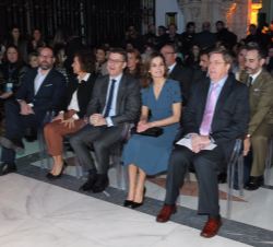 Doña Letizia en un momento del acto acompañada por las autoridades asistentes